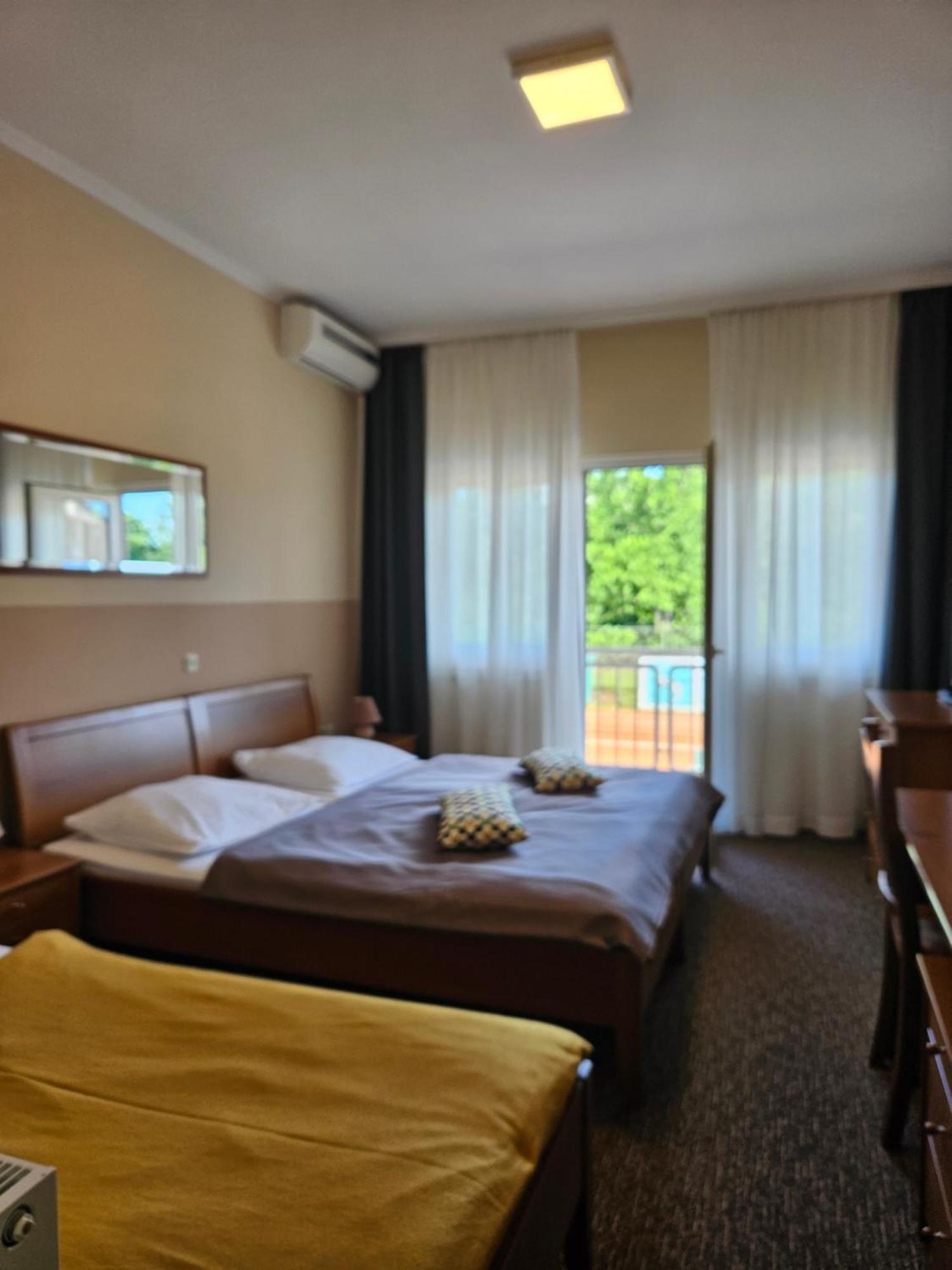 Bed And Breakfast Restaurant Dp Donji Zvecaj Oda fotoğraf
