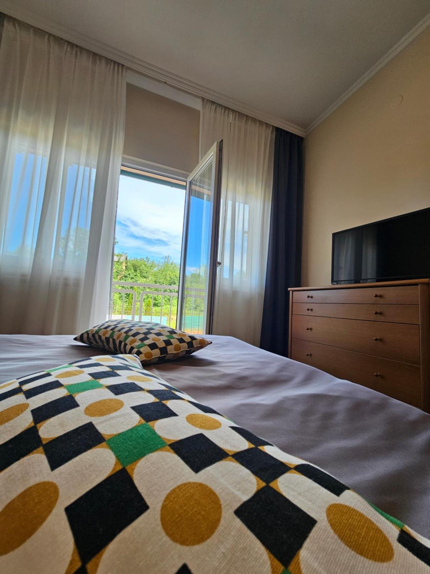 Bed And Breakfast Restaurant Dp Donji Zvecaj Oda fotoğraf