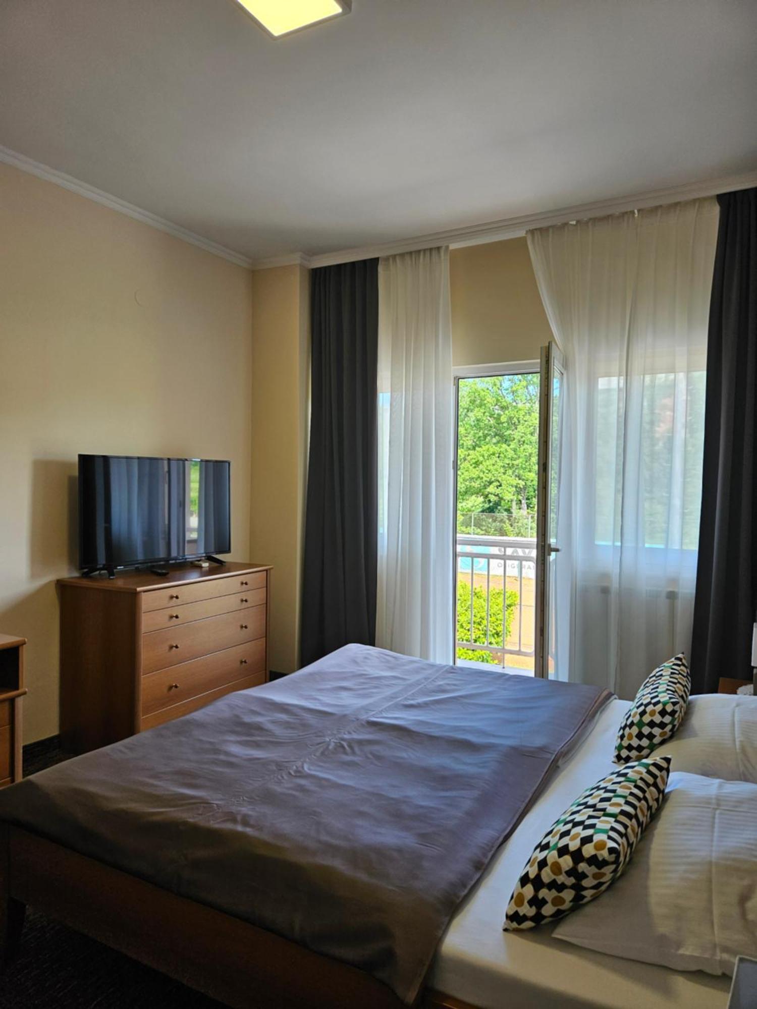 Bed And Breakfast Restaurant Dp Donji Zvecaj Oda fotoğraf