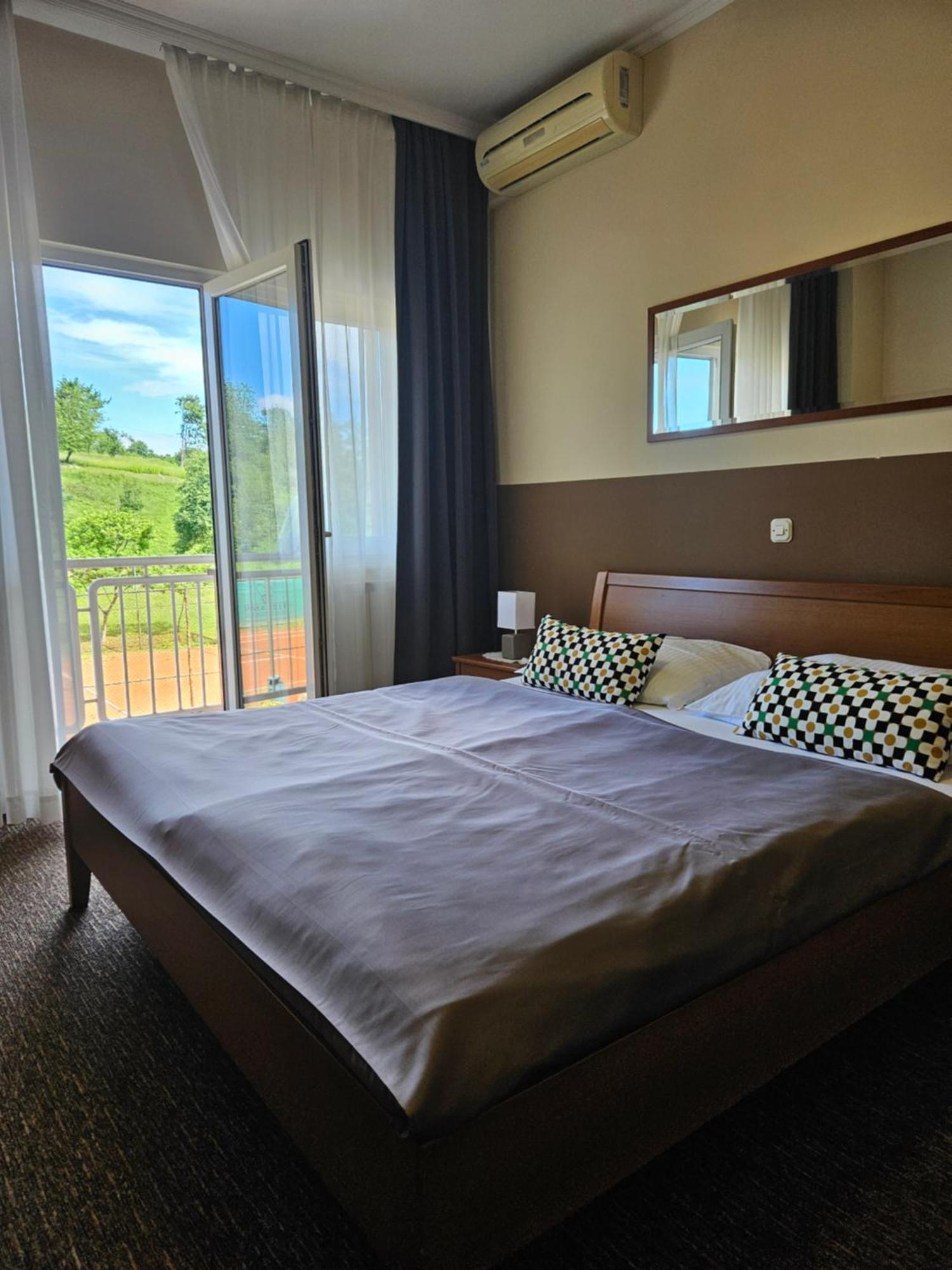 Bed And Breakfast Restaurant Dp Donji Zvecaj Oda fotoğraf