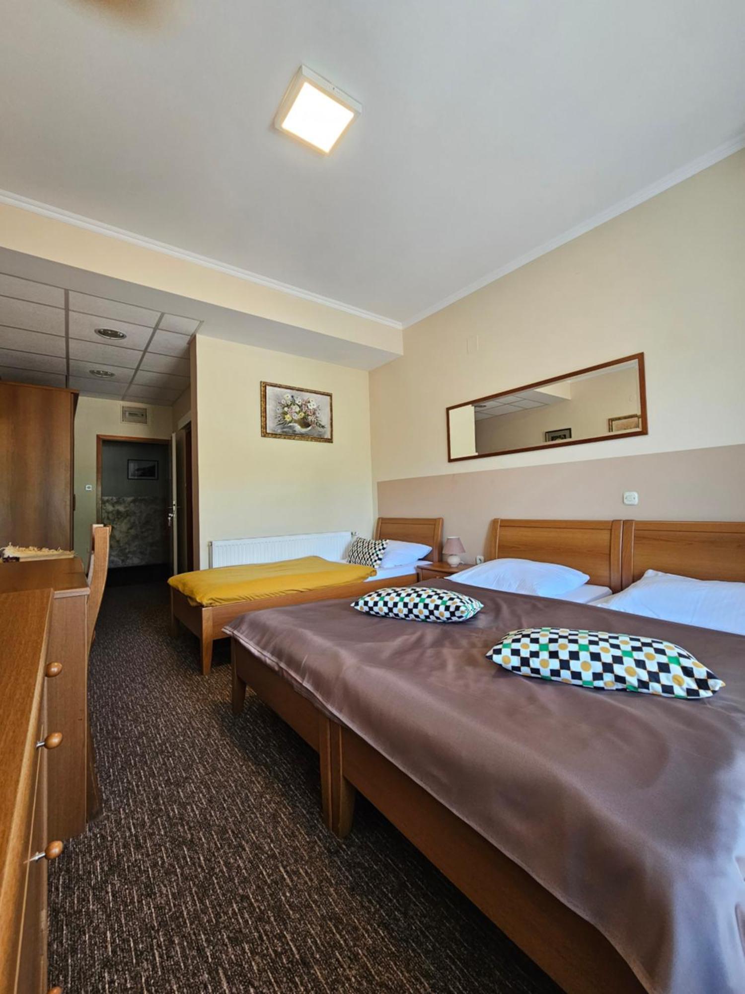 Bed And Breakfast Restaurant Dp Donji Zvecaj Oda fotoğraf